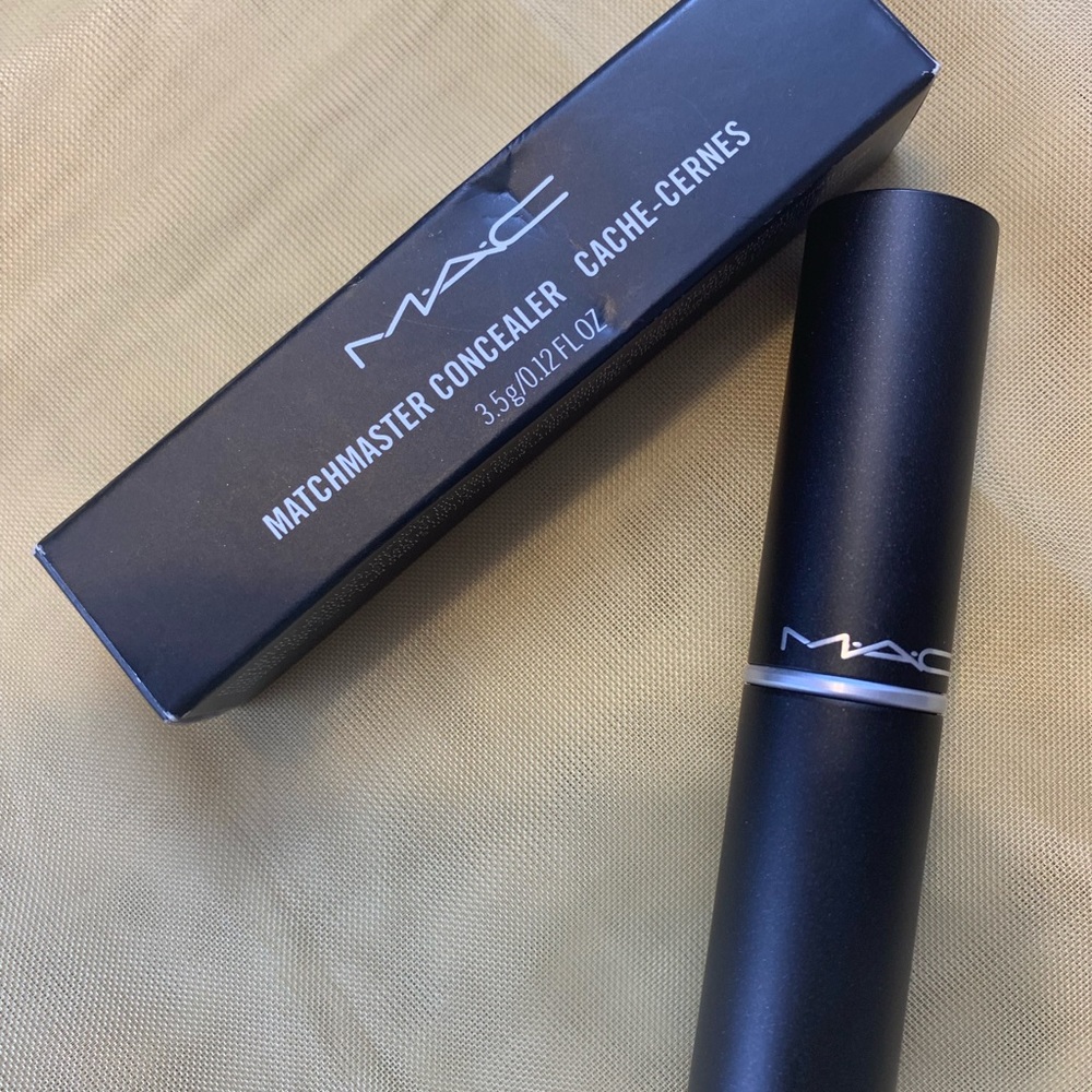 Mac Concealer / light / New